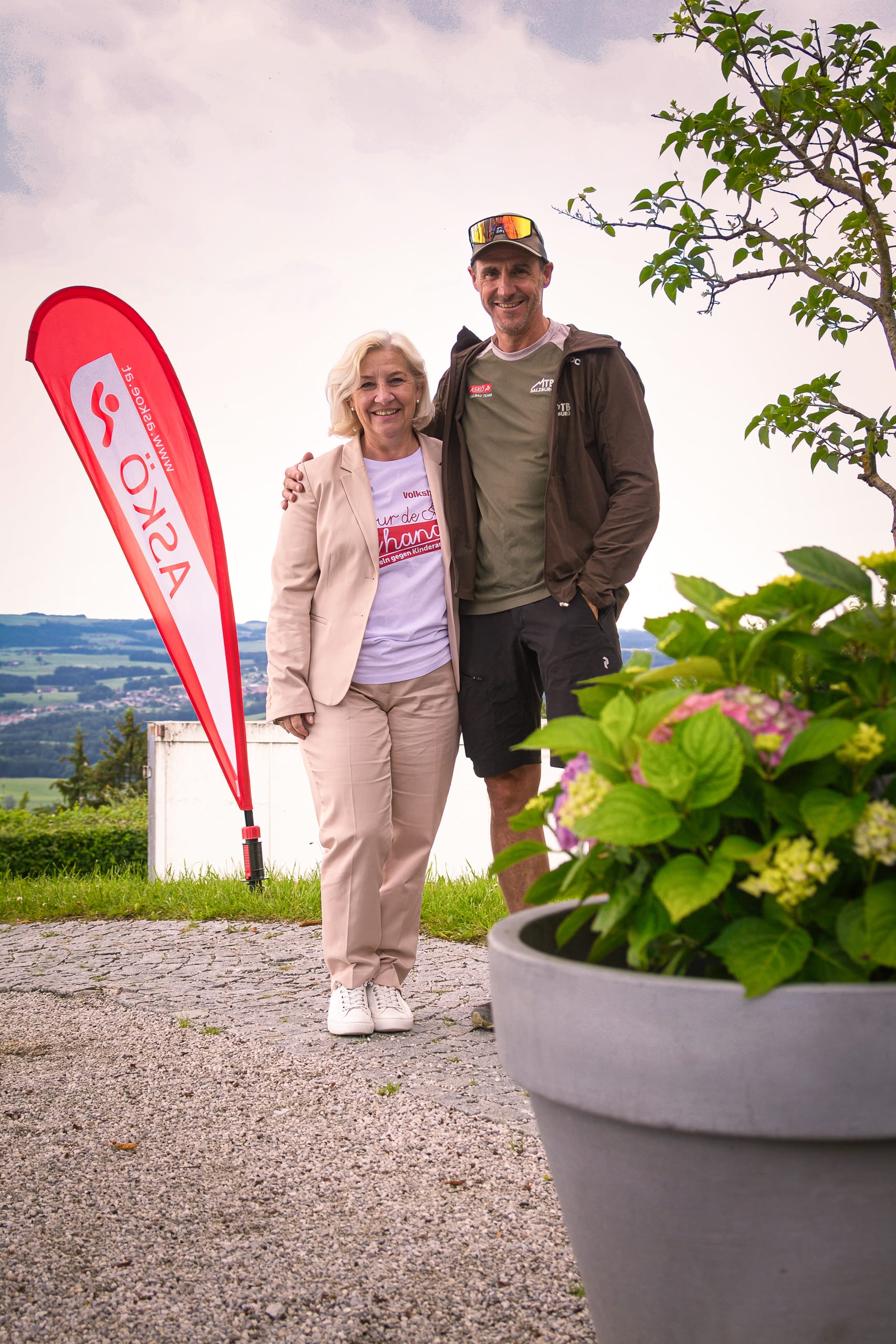 Zwei Mitglieder des Vereins ASKÖ Salzburg stehen nebeneinander.