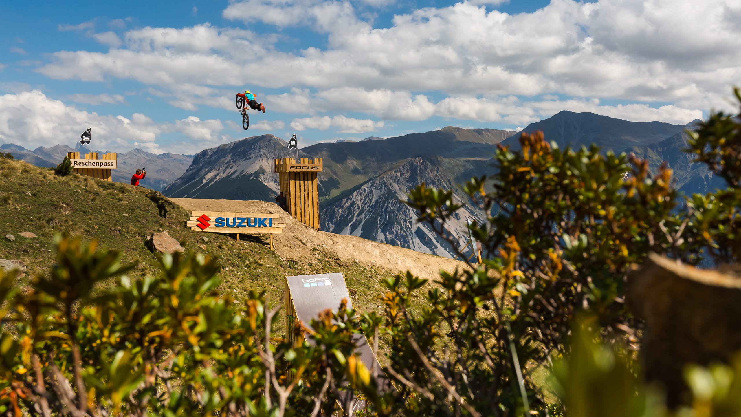 Ein MTB-Freeride springt einen Kicker.