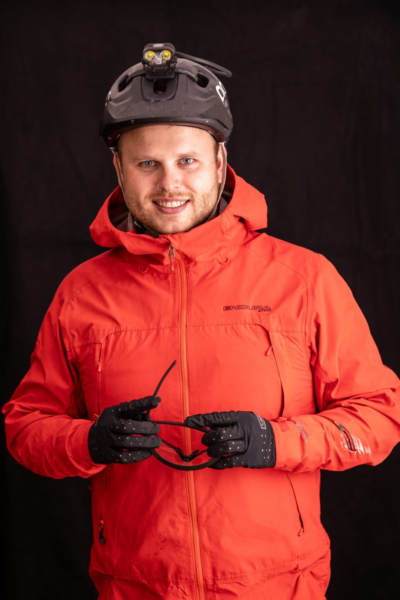 Ein Mountainbiker mit einer Brille und einem Helm.