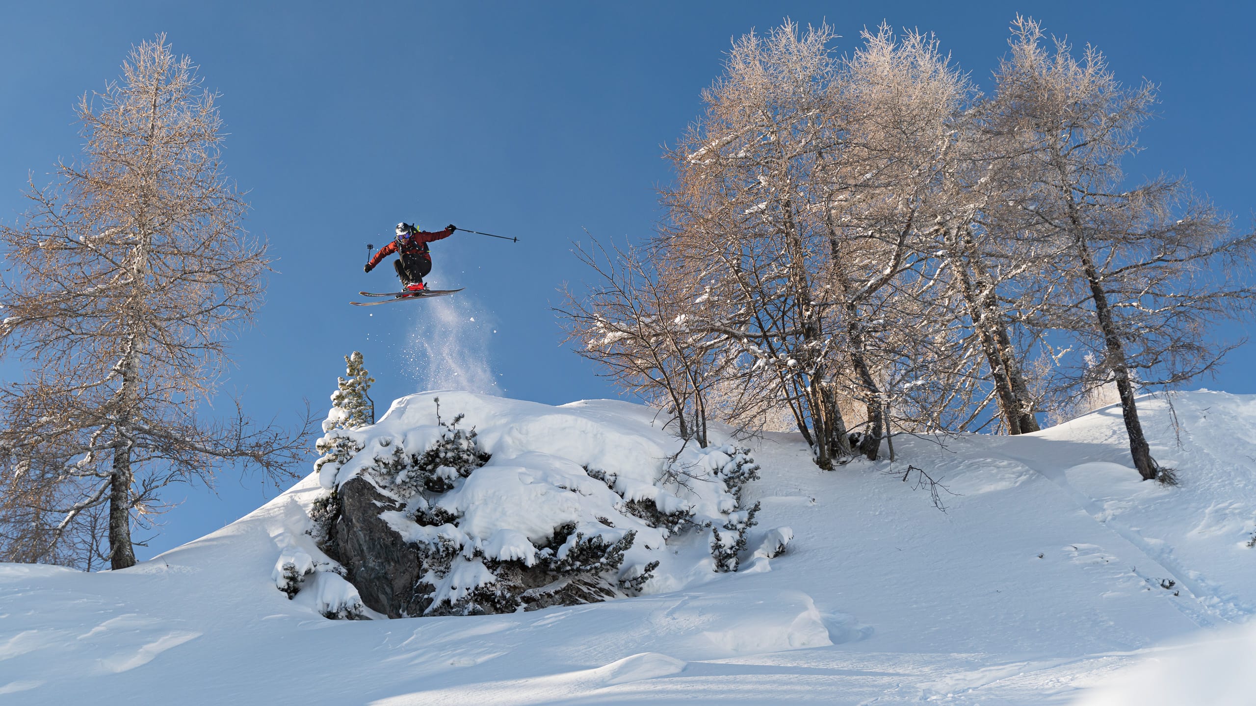 Ein Freerider beim Powdern macht einen Shifty.