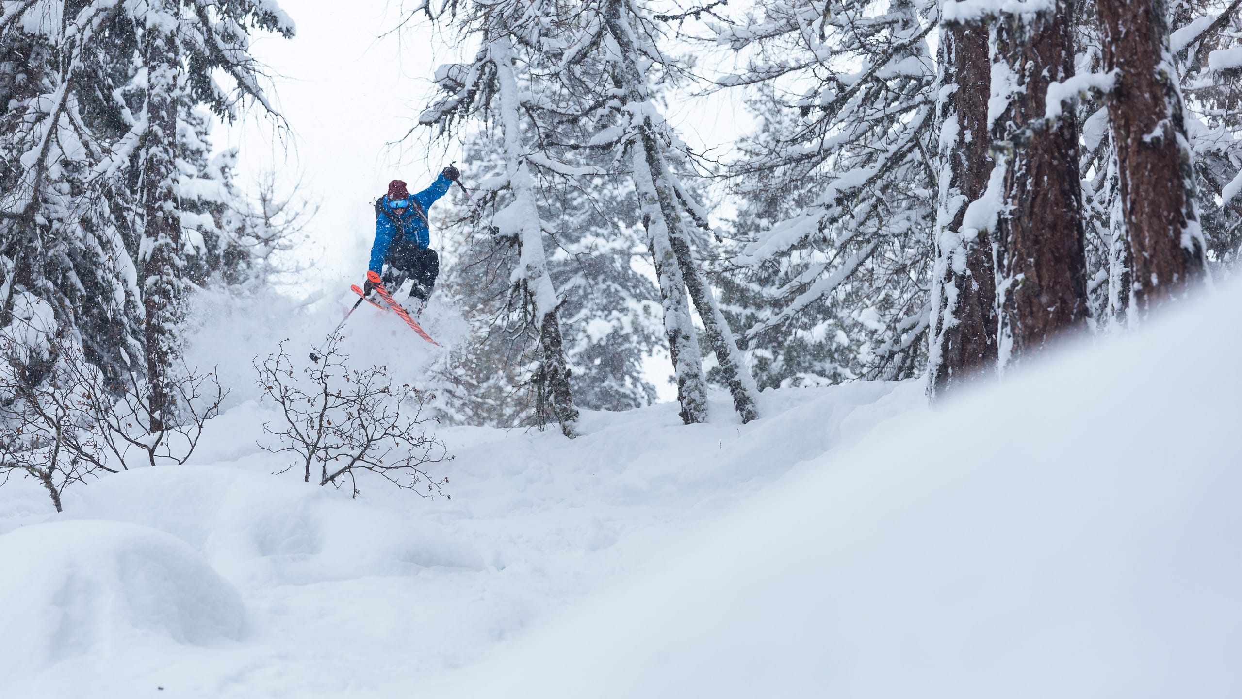 Ein Freerider beim Powdern macht einen Shifty.