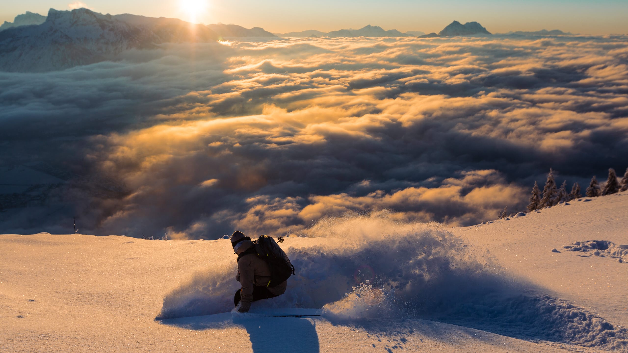 Ein Freerider am Powdern bei Sonnenuntergang am Salzburger Gaisberg.