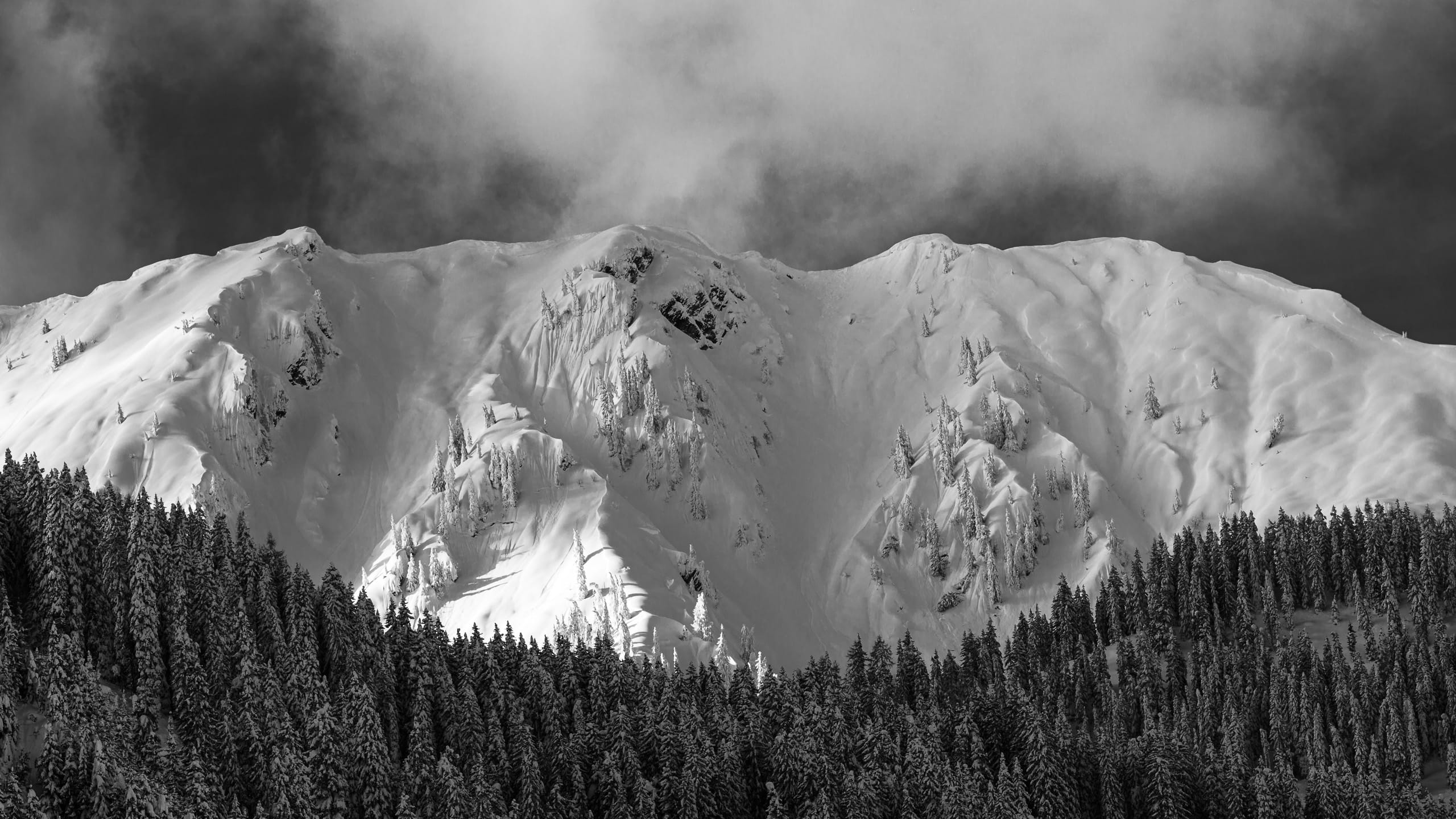 Das Panorama eines schneebedeckten Gipfels.