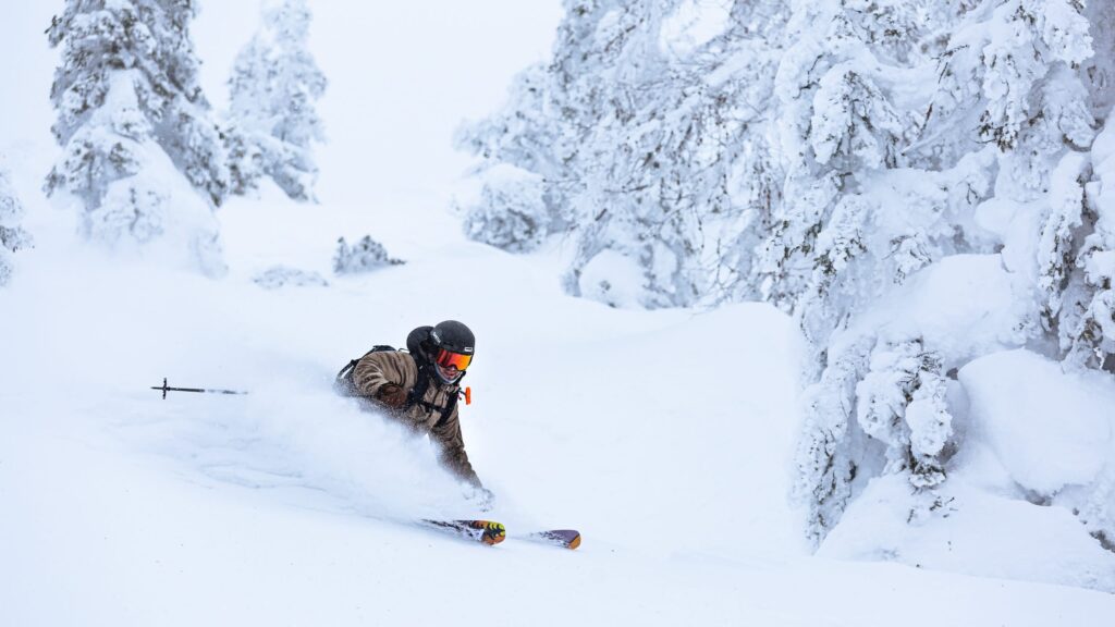 Ein Freerider beim Powdern im Winter.