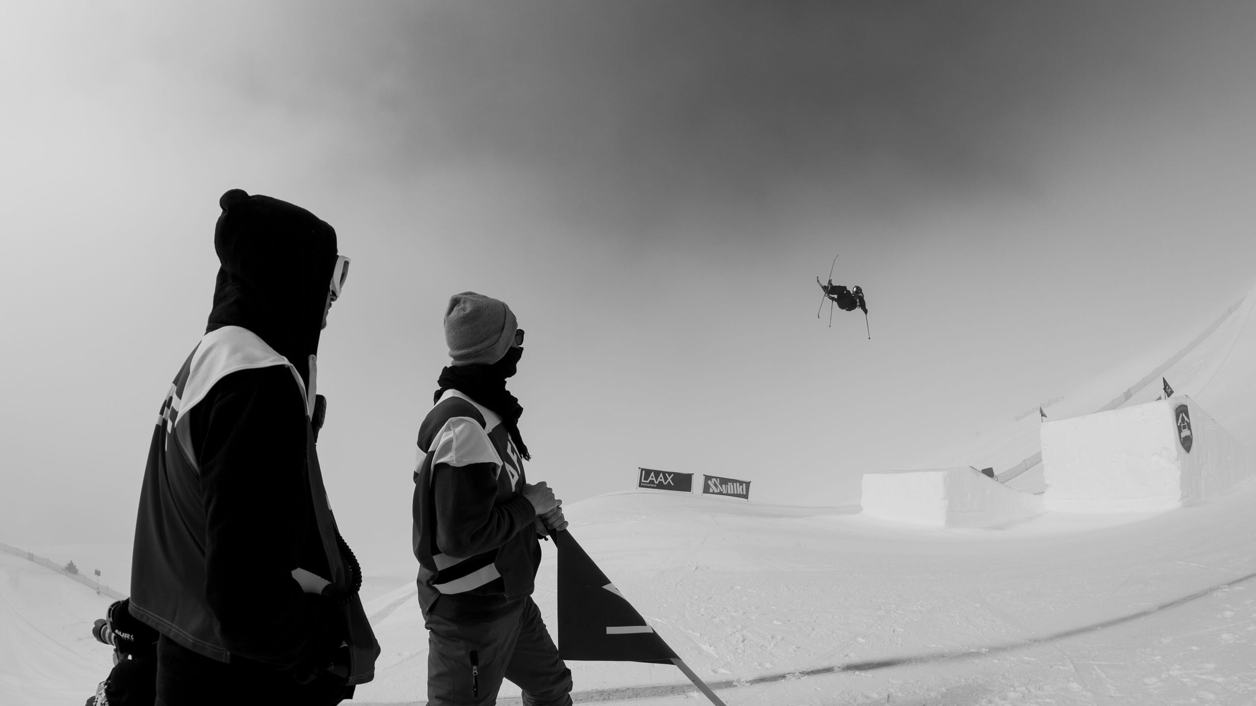 Ein Ski Slopestyler fliegt über einen Kicker.