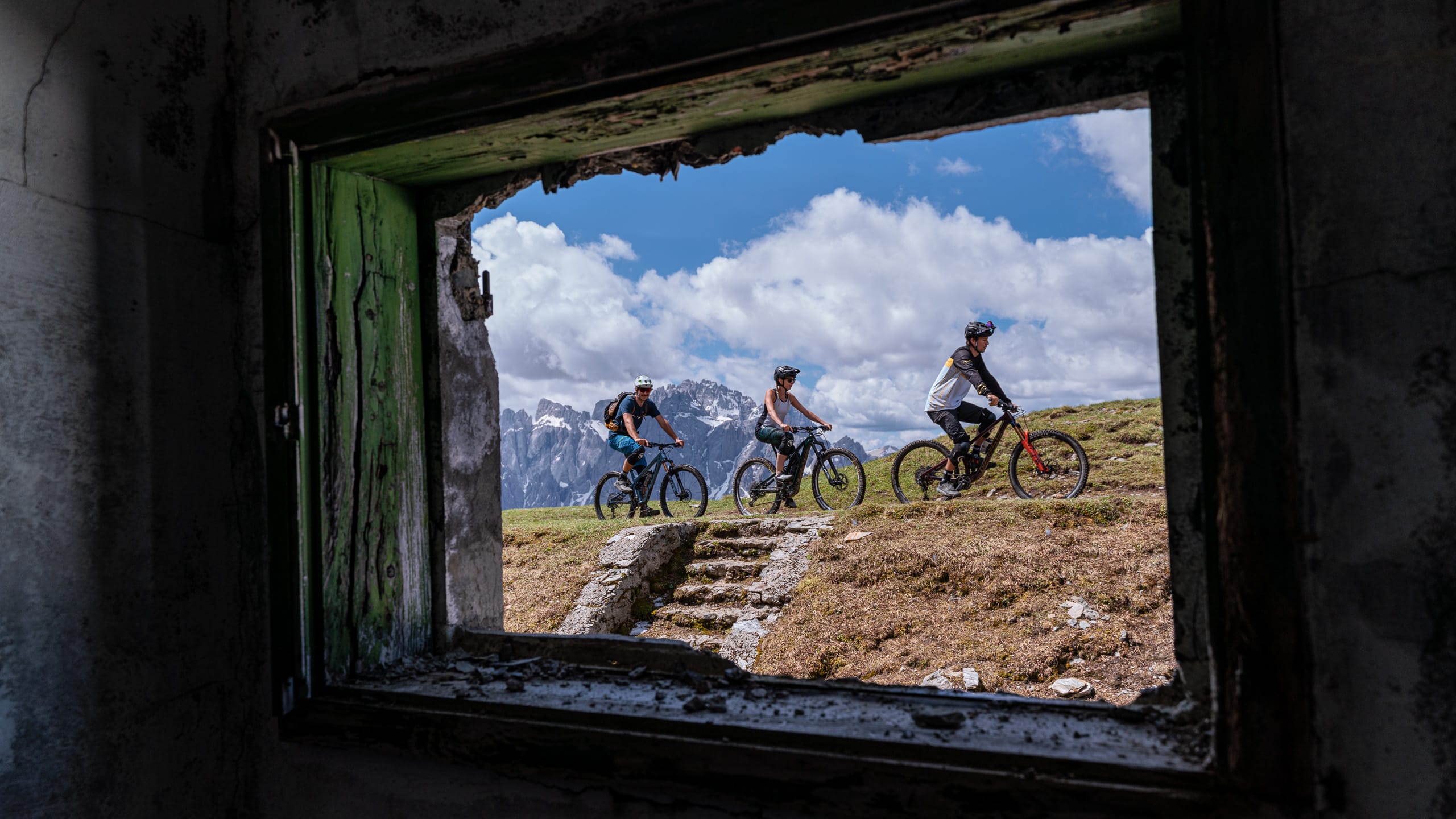 Zwei Mountainbike auf einem Trail vor einem Berg-Panorama.