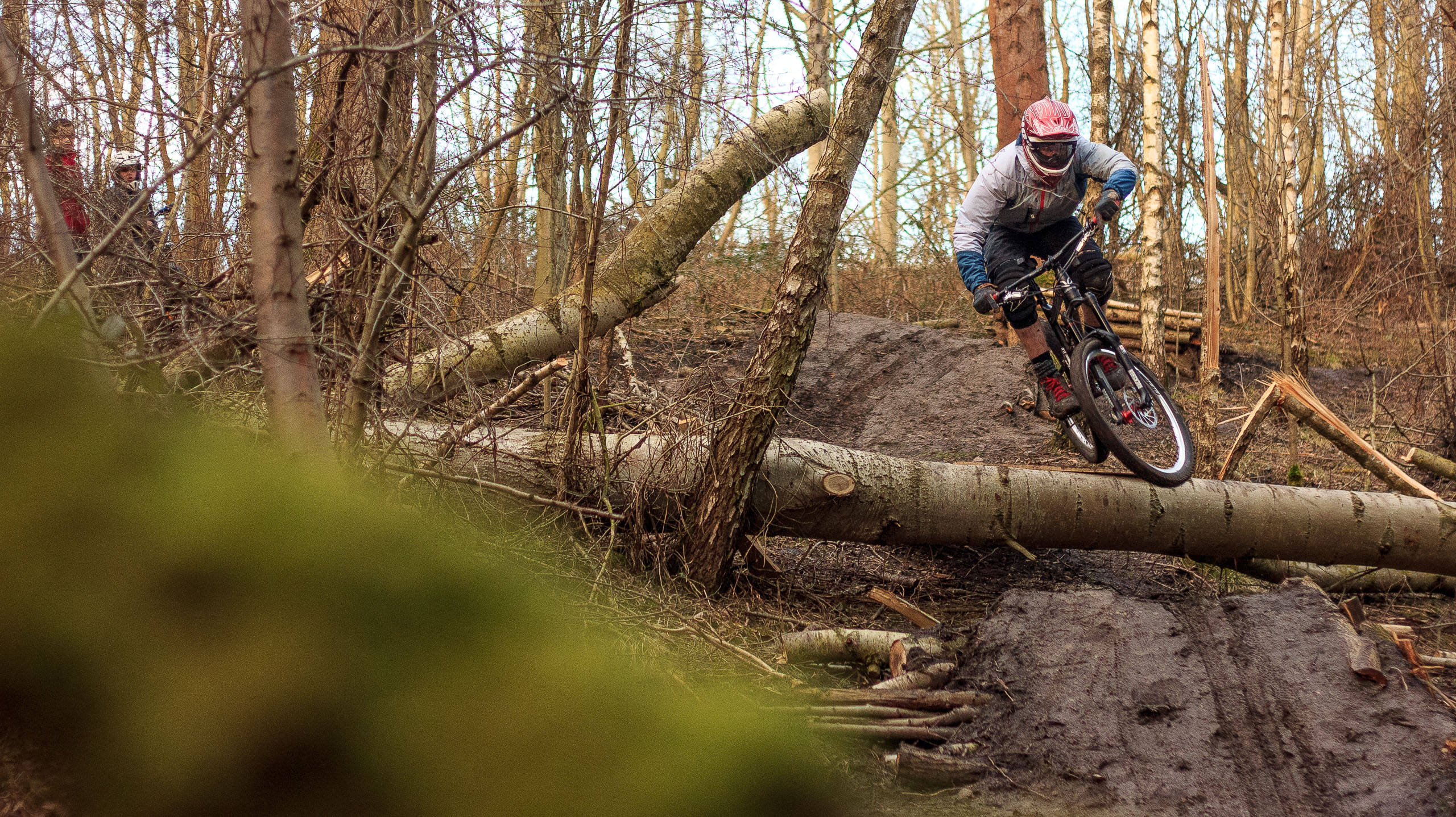 Ein Mountainbiker auf einem Trail.