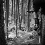 Ein Mountainbiker auf einem Trail.