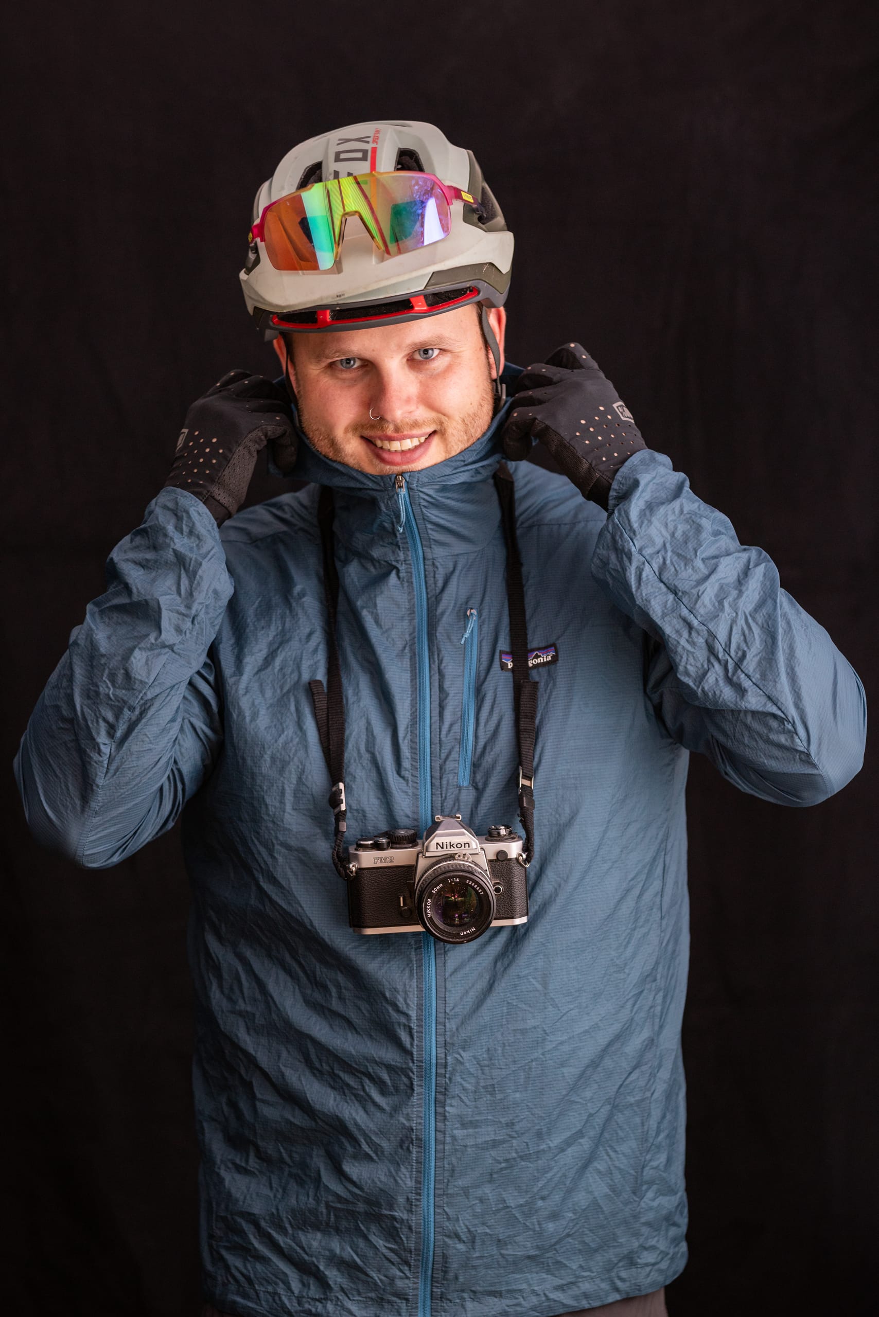 Ein Mountainbiker mit Helm und Kamera.